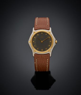 gros plan d'une montre sur une surface noire avec un fond noir