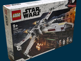 une boîte contenant des sets Lego Star Wars sur fond bleu