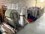 de nombreuses chaises, empilées sur un chariot dans un entrepôt