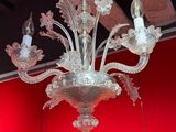 un lustre en verre suspendu au plafond d'une pièce