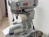 une machine à beignets posée sur une table