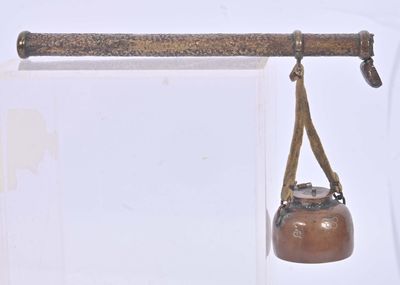 un petit objet métallique suspendu à un crochet fixé au mur