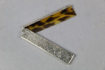 un peigne et une barrette posés sur une table