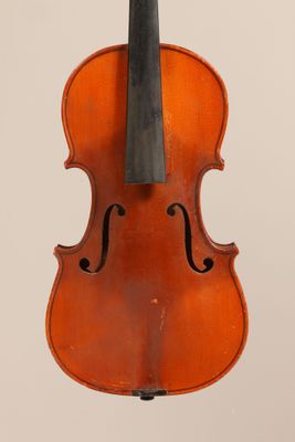 un vieux violon avec un archet accroché à son dos