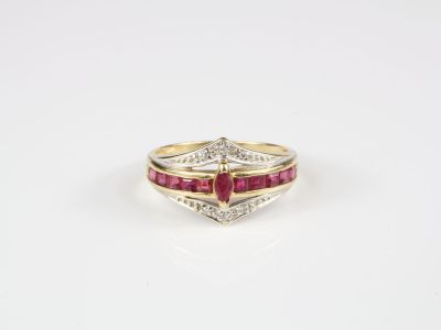 Bague en or jaune, centrée d'un rubis de taille navette entr…