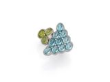Gros plan sur une bague ornée d'une fleur