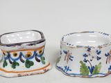 deux petites tasses posées l'une à côté de l'autre sur une table