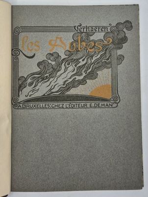 un livre ouvert sur lequel figure l'image d'un incendie