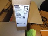 une boîte posée sur un bureau