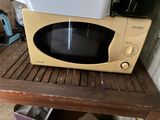 un micro-ondes posé sur une table en bois