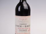 bouteille de vin rouge français avec une étiquette du Château Lynch-Bages, Pauillac, Bordeaux, France