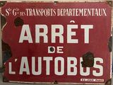 un panneau rouge sur lequel est écrit « arrêt de l'autobus »