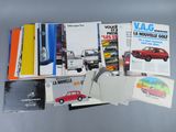 beaucoup de livres posés sur une table avec une voiture rouge