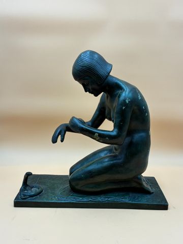 Ecole française 1930. Sujet en bronze patine verte. « Charmeuse d