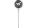 un ventilateur sur pied blanc posé sur un support métallique