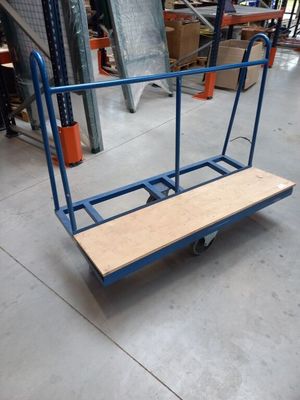 Le chariot est bleu et comporte une plate-forme en bois.
