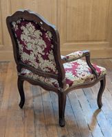 Fauteuil à dossier droit en bois naturel mouluré sculpté, Lo… (photo 5)