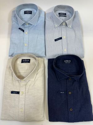 trois chemises pour homme de couleurs et de tailles différentes