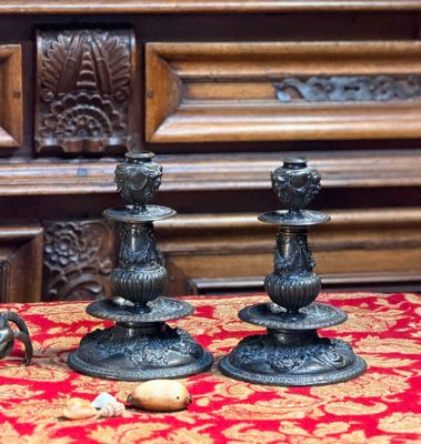 deux bougies posées sur une nappe rouge