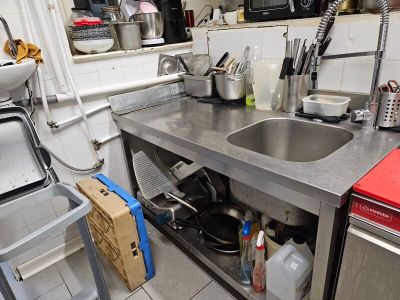une cuisine avec un évier et une cuisinière