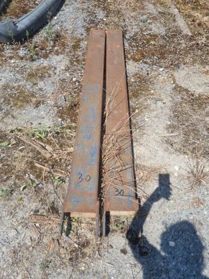 l'ombre d'une personne sur le sol, à côté d'un banc en bois