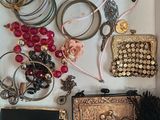 une boîte blanche remplie d'un assortiment de bijoux et d'accessoires