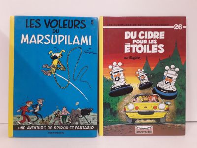 deux livres posés sur une table