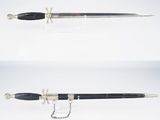 deux vues différentes d'une épée à laquelle est attachée une chaîne