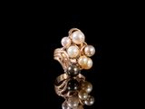une photo en gros plan d'une bague ornée de perles