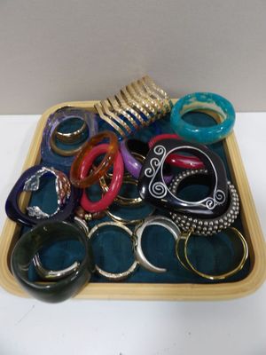 24 bracelets style manchette, différents modèles et matières…