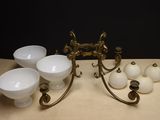 quatre bols et un bougeoir posés sur une table