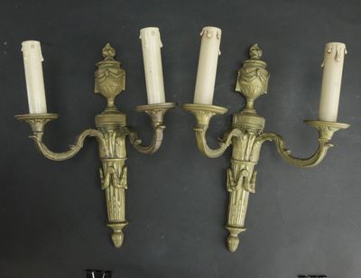 Paire d'appliques en bronze à deux lumières, le fût en carqu…