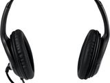 un gros plan d'un casque muni d'un microphone sur le dessus