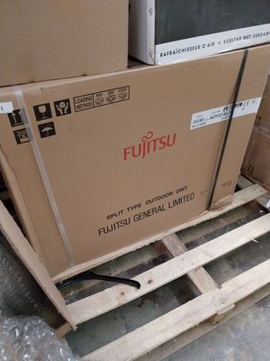 un carton posé sur une palette, avec un micro-ondes dessus