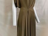 le dos d'une robe marron sur un mannequin, un mannequin, un mannequin, un mannequin, un mannequin, un mannequin, un mannequin, un mannequin