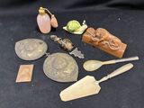 de nombreux objets divers posés sur une table noire