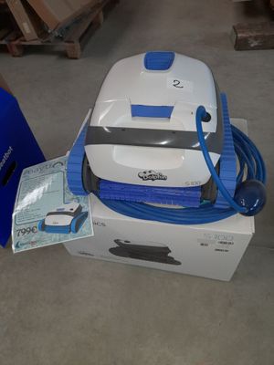 un aspirateur posé sur une boîte