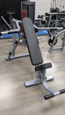 a lot of machines in the gym with no one on them