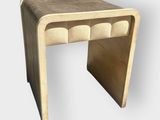 l'image d'une petite table en bois avec un tiroir en dessous