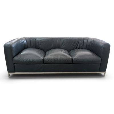 une image représentant un canapé en cuir noir sur fond blanc
