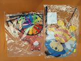 un sac en plastique contenant divers objets, posé sur une table
