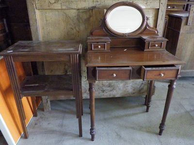 deux tables en bois sur lesquelles est posé un miroir