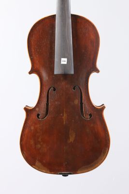 un vieux violon avec un archet accroché à son dos