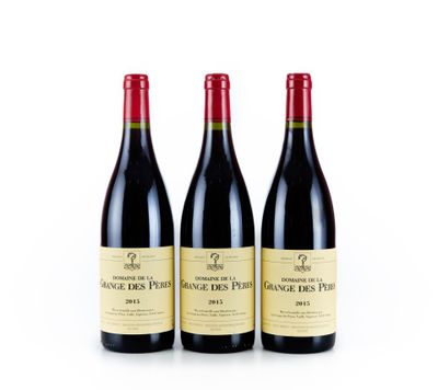 trois bouteilles de vin rouge sont posées côte à côte sur une surface blanche