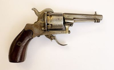 gros plan d'un revolver sur une surface blanche