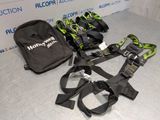 un sac et une paire de harnais posés sur une table