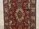 un tapis rouge orné d'un médaillon