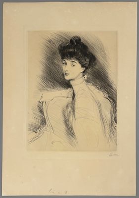 portrait d'une femme en robe blanche sur fond bleu