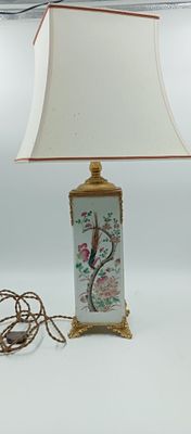une lampe posée sur une table et munie d'un abat-jour