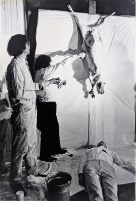 photographie en noir et blanc représentant deux hommes travaillant sur une sculpture représentant une chèvre